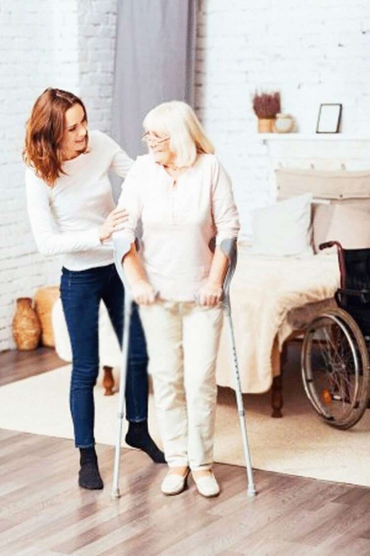 Даму поможет. Бабушка на костылях. Женщина помогает. Помощь бабушке. Женщина помогает бабушке.