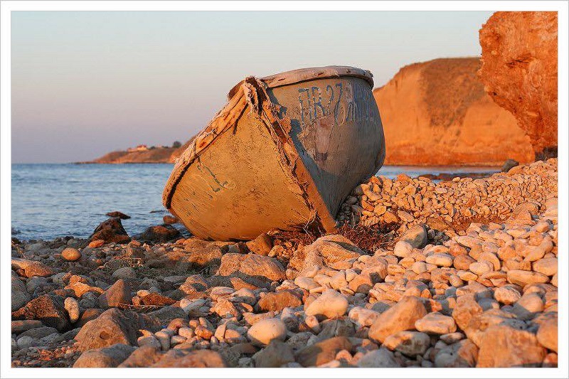 На берегу большой реки жил. Лодка на берегу. Старая лодка на берегу. Старая лодка на песке. Разбитая лодка.