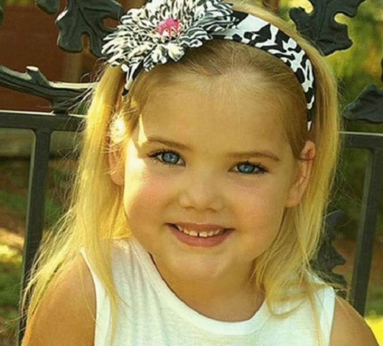 Шестилетняя девчонка. Фотосессия с дочкой необычная. Платье из цветов. Мама и дочка принцессы. Дочка превратить.