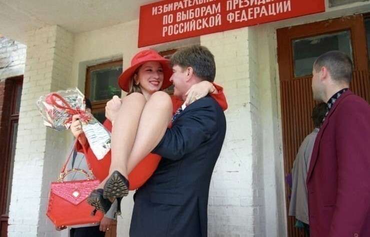 8. Кандидат в президенты РФ Владимир Брынцалов со своей женой Натальей. 1996 год
