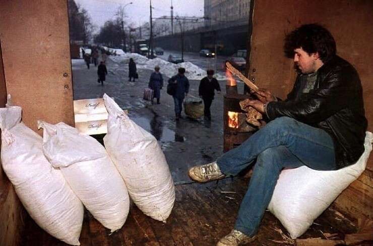2. Грузовик и дровяная печь в кузове - так часто продавался мешками сахар в Москве. 1993 год