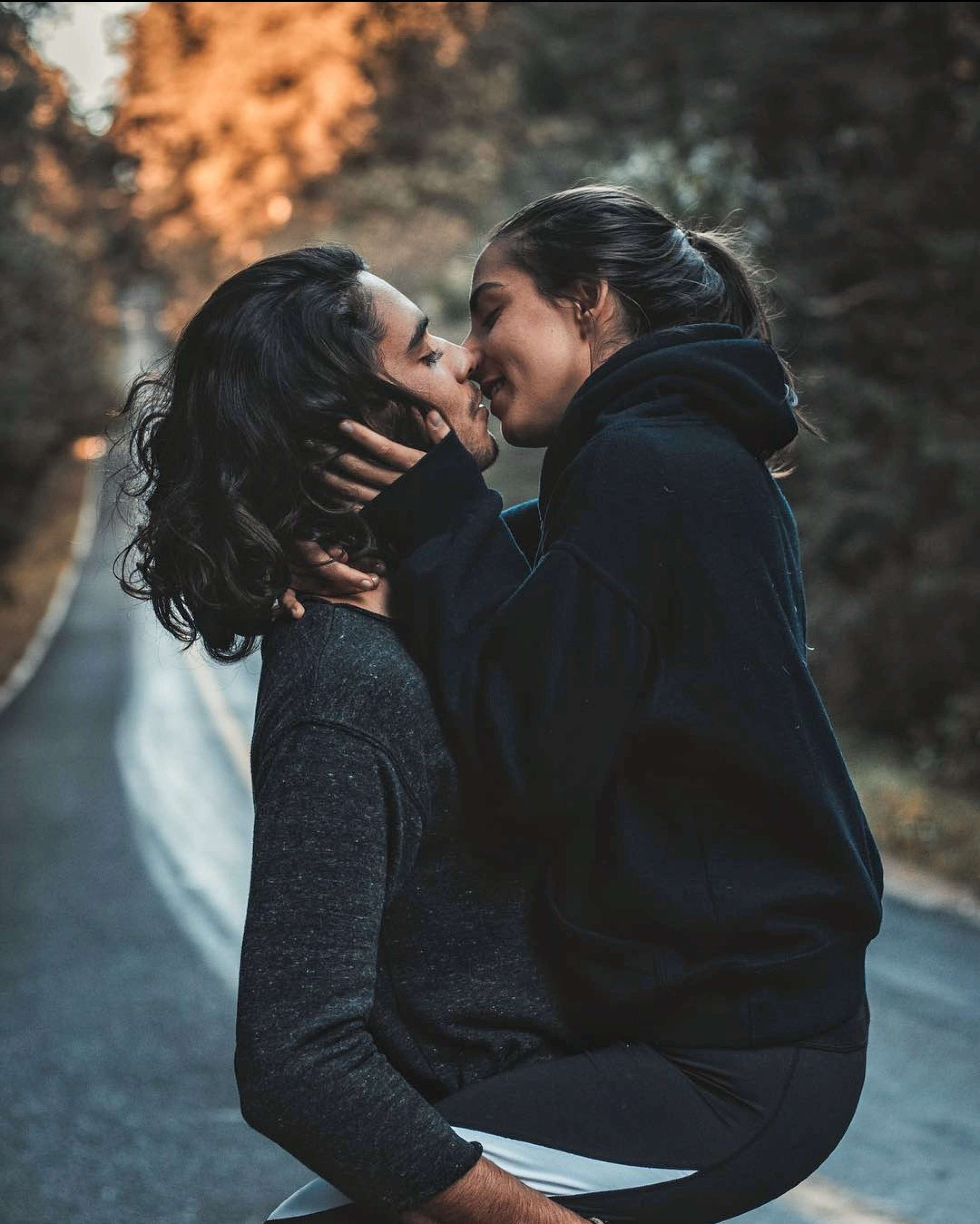 мужчина и женщина целуются и стоят на дороге