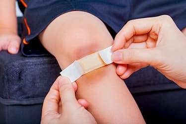 493ss_thinkstock_rf_applying_bandage_to_childs_bruised_knee.jpg?resize=375px:250px&output-quality=50