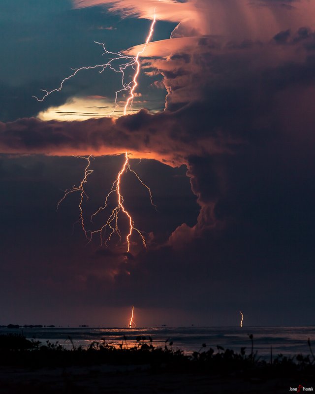 The Biggest Permanent Thunderstorm in the World. The Maracaibo Lighthouse Illuminates the Sky with Hundreds of Lightning Discharges