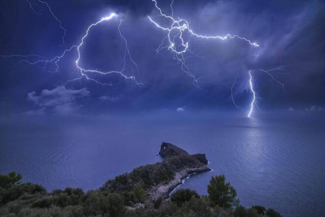 26 Breathtaking Pictures Showing How Beautiful and Dangerous the Weather Can Be