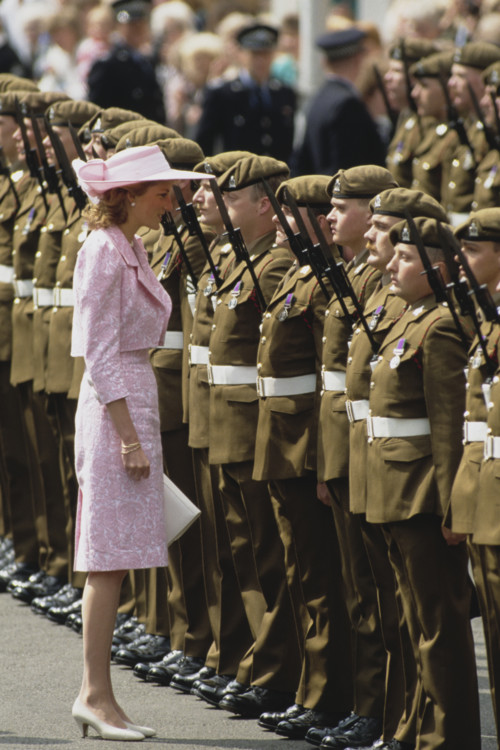 Диана, принцесса Уэльская, осматривает почетный караул Королевского пионерского корпуса в Нортгемптоне, Великобритания, 8 июня 1989 года.