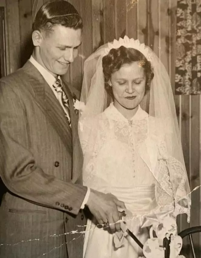 Celebrating 70 Years of Marriage in Her Real Wedding Dress&#8230; That’s What an 86-Year-Old Did