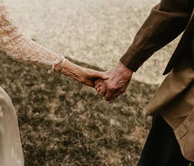 Celebrating 70 Years of Marriage in Her Real Wedding Dress&#8230; That’s What an 86-Year-Old Did