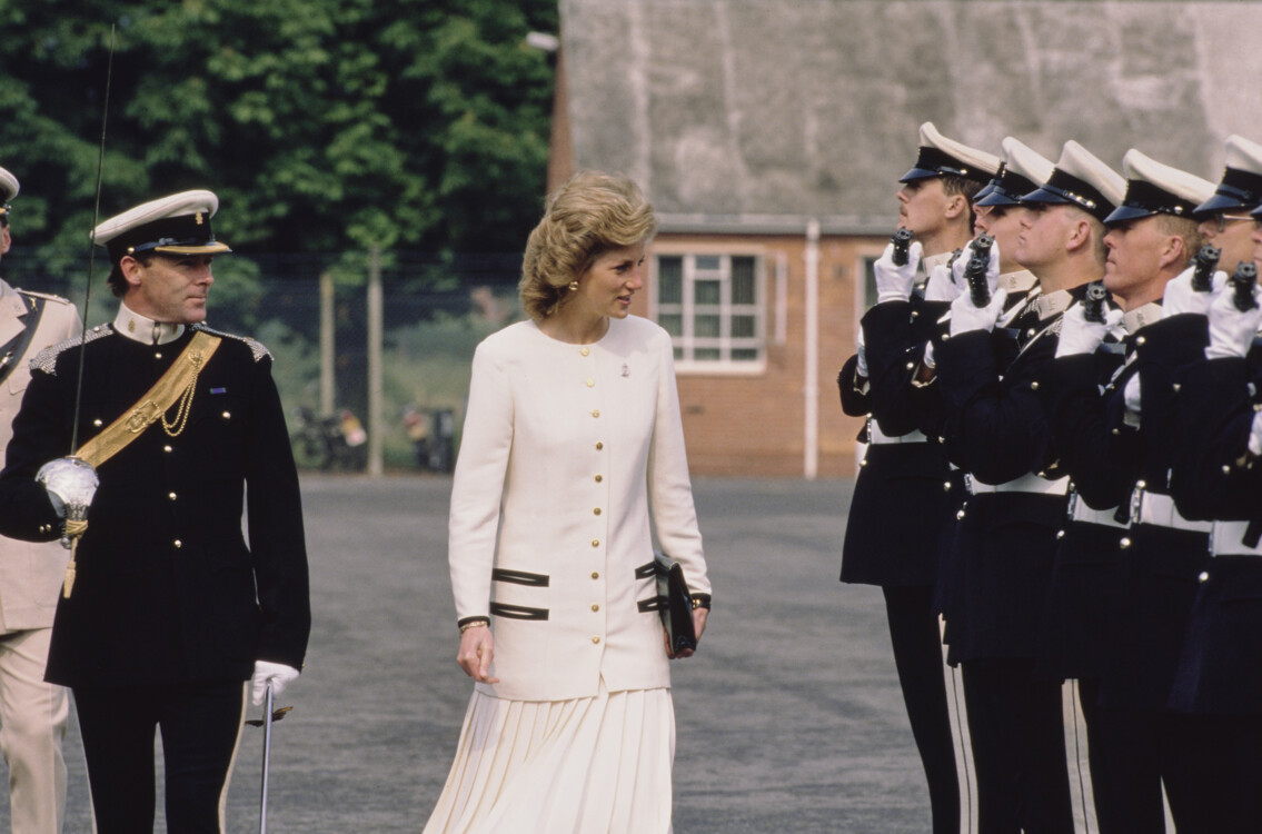Диана, принцесса Уэльская посещает Королевский Гэмпширский полк во время маневров в Тидворте, Уилтшир, Англия, 7 июня 1989 года.
