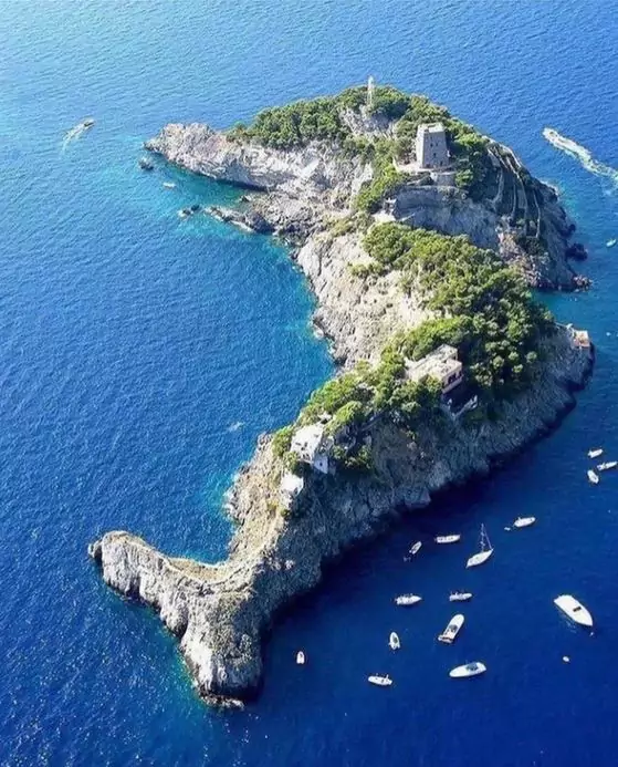10 Unusually-Shaped Islands From a Bird’s Eye View